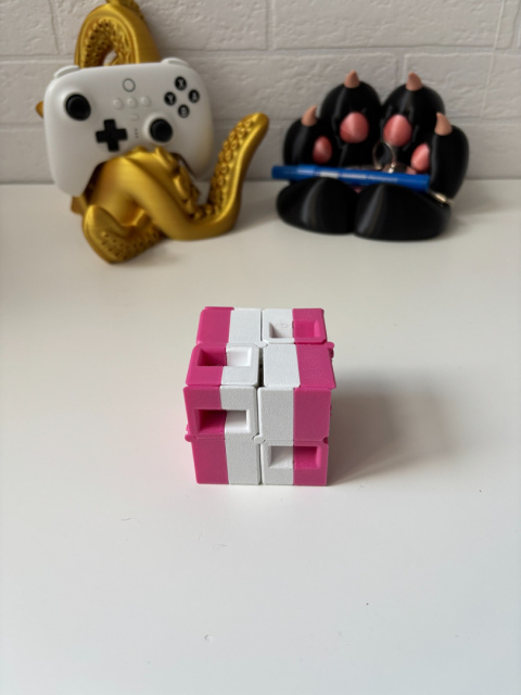 Figurka Ruchoma 3D Magic Cube, Biało-różowa Figurka Ruchoma 3D Magic Cube, Biało-różowa