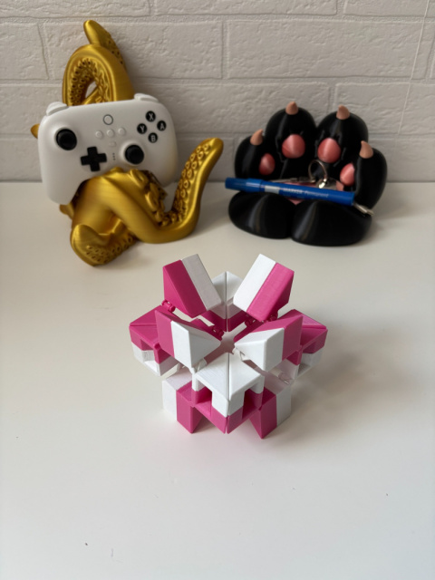 Figurka Ruchoma 3D Magic Cube, Biało-różowa Figurka Ruchoma 3D Magic Cube, Biało-różowa