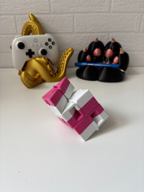 Figurka Ruchoma 3D Magic Cube, Biało-różowa Figurka Ruchoma 3D Magic Cube, Biało-różowa