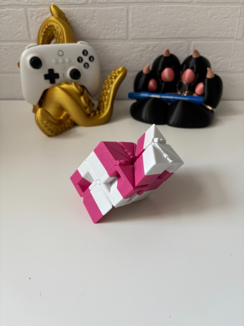 Figurka Ruchoma 3D Magic Cube, Biało-różowa Figurka Ruchoma 3D Magic Cube, Biało-różowa