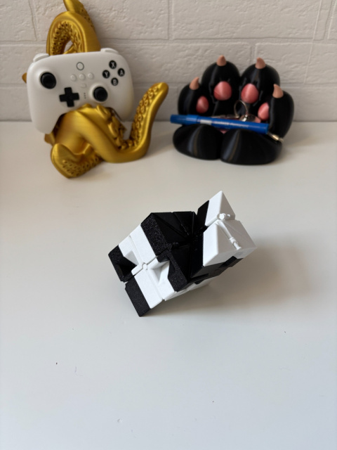 Figurka Ruchoma 3D Magic Cube, Czarno-biała Figurka Ruchoma 3D Magic Cube, Czarno-biała