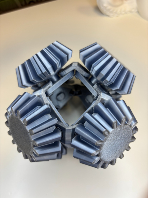 Figurka Ruchomo-Rozkładana sensoryczna 3d, Metalowo-szara Figurka Ruchomo-Rozkładana sensoryczna 3d, Metalowo-szara