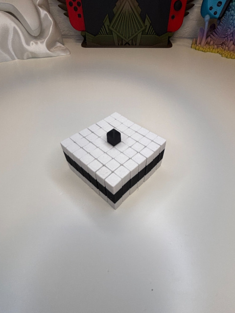Figurka Kwadratowa sensoryczna 3d, Czarno-Biała Figurka Kwadratowa sensoryczna 3d, Czarno-Biała