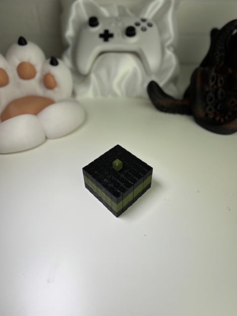 Figurka Kwadratowa sensoryczna 3d, Czarno-Zielona Figurka Kwadratowa sensoryczna 3d, Czarno-Zielona