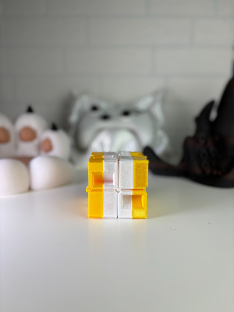 Figurka Ruchoma 3D Magic Cube, Biało-żółta Figurka Ruchoma 3D Magic Cube, Biało-żółta