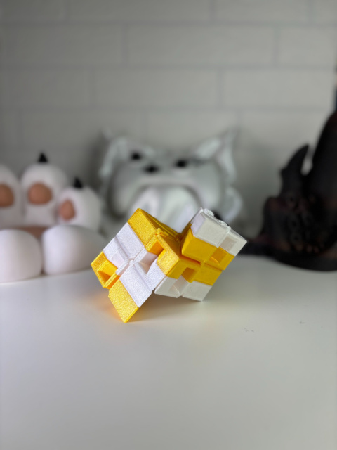 Figurka Ruchoma 3D Magic Cube, Biało-żółta Figurka Ruchoma 3D Magic Cube, Biało-żółta